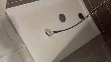 Receveur de douche et évacuation avant débouchage par un plombier à Tarare